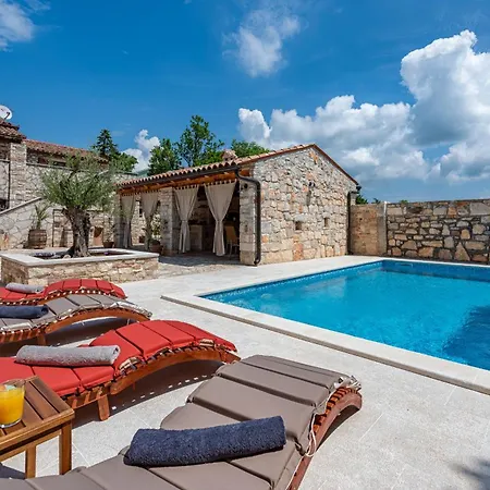 Casa Di Roccia For 8 People In Istria - Pet Friendly With Heated Pool & Jacuzzi וילה