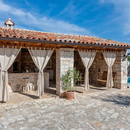Casa Di Roccia For 8 People In Istria - Pet Friendly With Heated Pool & Jacuzzi וילה