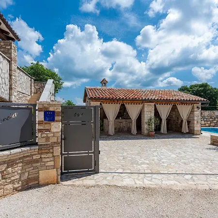 Casa Di Roccia For 8 People In Istria - Pet Friendly With Heated Pool & Jacuzzi فيلة
