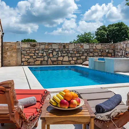 Casa Di Roccia For 8 People Near Pula - Pet Friendly With Heated Pool & Jacuzzi *