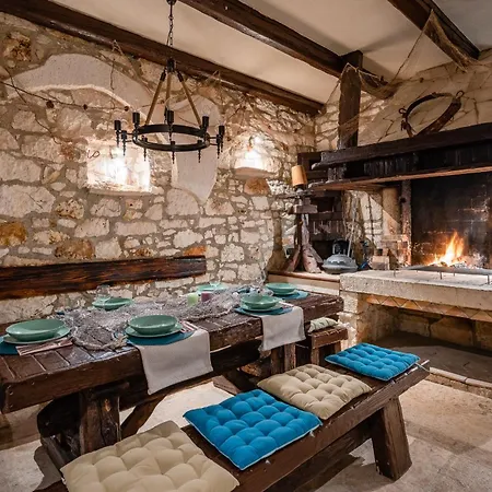 Villa Casa Di Roccia For 8 People Near Pula - Pet Friendly With Heated Pool & Jacuzzi *