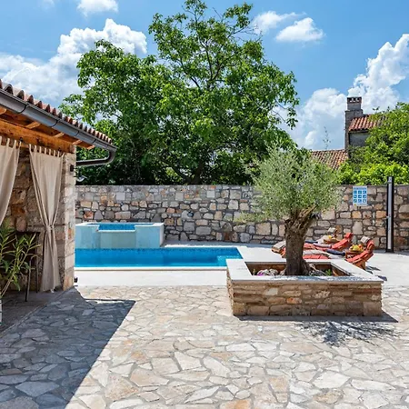 Casa Di Roccia For 8 People Near Pula - Pet Friendly With Heated Pool & Jacuzzi *