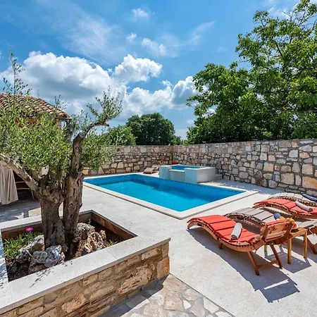 Villa Casa Di Roccia For 8 People Near Pula - Pet Friendly With Heated Pool & Jacuzzi Marčana