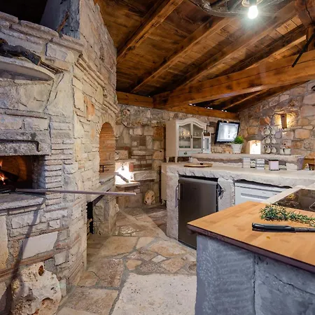 Villa Casa Di Roccia For 8 People Near Pula - Pet Friendly With Heated Pool & Jacuzzi *