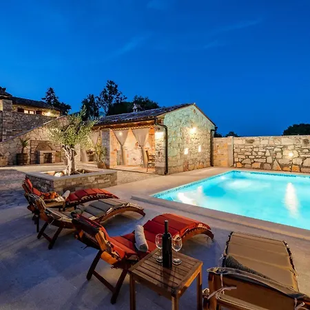 Casa Di Roccia For 8 People Near Pula - Pet Friendly With Heated Pool & Jacuzzi * Marčana