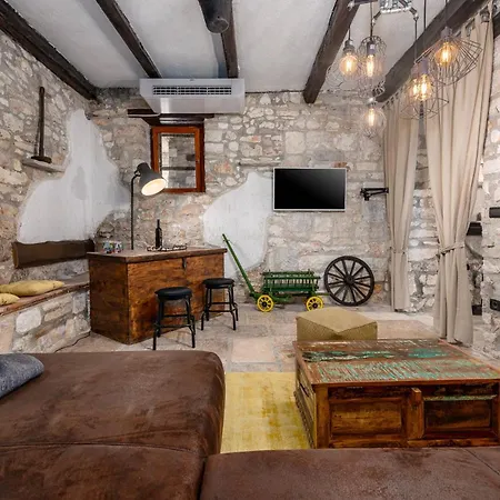 Villa Casa Di Roccia For 8 People Near Pula - Pet Friendly With Heated Pool & Jacuzzi *