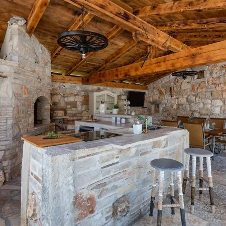 Villa Casa Di Roccia For 8 People Near Pula - Pet Friendly With Heated Pool & Jacuzzi Marčana