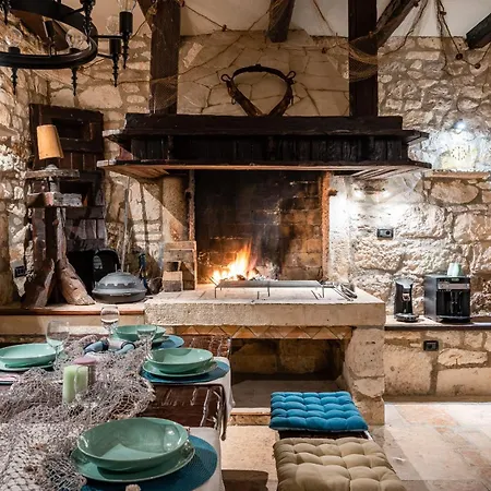 Casa Di Roccia For 8 People Near Pula - Pet Friendly With Heated Pool & Jacuzzi *