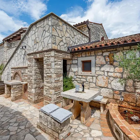Villa Casa Di Roccia For 8 People Near Pula - Pet Friendly With Heated Pool & Jacuzzi *