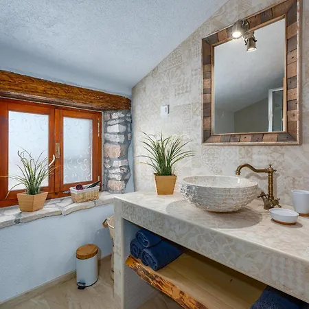 Villa Casa Di Roccia For 8 People Near Pula - Pet Friendly With Heated Pool & Jacuzzi Marčana
