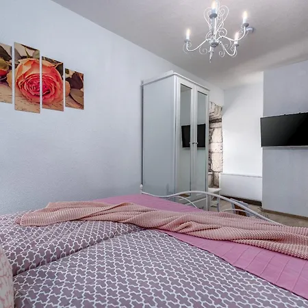 Casa Di Roccia For 8 People Near Pula - Pet Friendly With Heated Pool & Jacuzzi