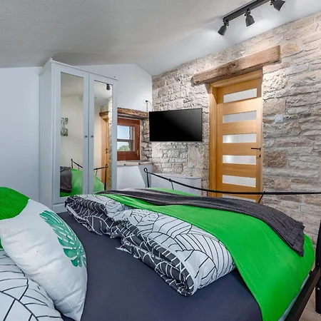 Villa Casa Di Roccia For 8 People Near Pula - Pet Friendly With Heated Pool & Jacuzzi *