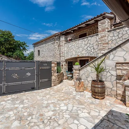 Casa Di Roccia For 8 People Near Pula - Pet Friendly With Heated Pool & Jacuzzi *