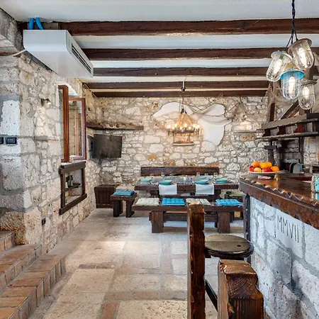 Villa Casa Di Roccia For 8 People Near Pula - Pet Friendly With Heated Pool & Jacuzzi *