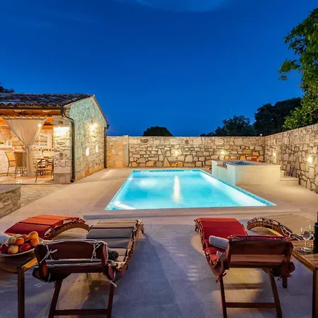 Villa Casa Di Roccia For 8 People Near Pula - Pet Friendly With Heated Pool & Jacuzzi Marčana