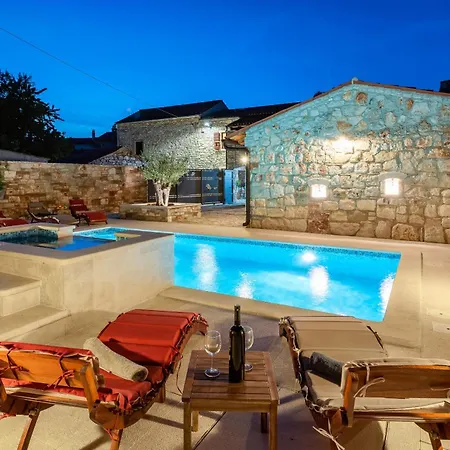 Villa Casa Di Roccia For 8 People Near Pula - Pet Friendly With Heated Pool & Jacuzzi